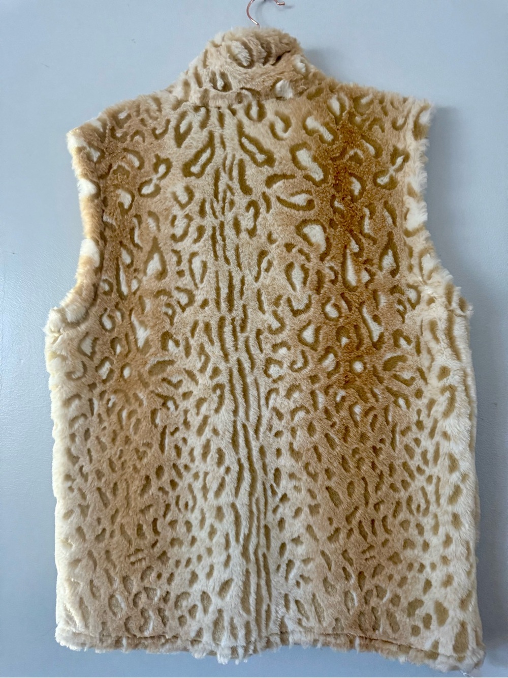 NWOT Coastlines Faux Fur Leopard Print Zip-Up Vest – Snow Leopard Pattern - Picture 5 of 6